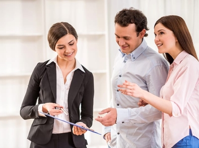 a realtor with a couple